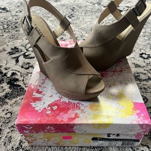 Chinese Laundry Mindy taupe wedge